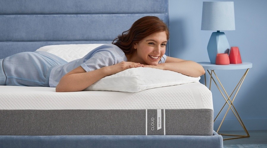 Woman laying on Tempur Cloud mattress
